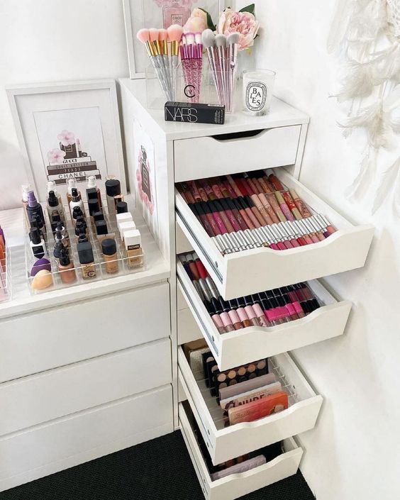 9+ Easy Makeup Storage Ideas For Small Spaces and Apartments