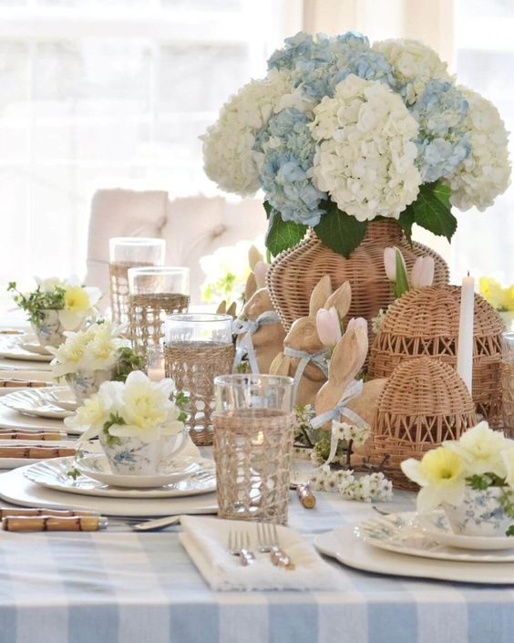 19+ Spring-Inspired Easter Tablescape Ideas